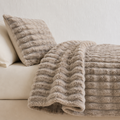 Bruna Kuscheldecke aus Kunstfell 180x200cm – Flauschige Luxus Wohndecke in Beige