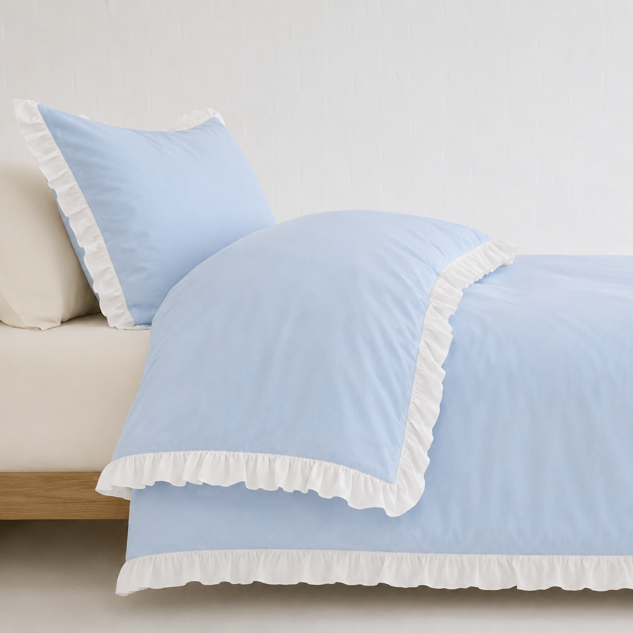 Hellblaue 200x200cm Bettwäsche mit weißen Rüschen – Weiche Baumwoll Bettwäsche für Kinderzimmer und Schlafzimmer