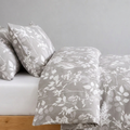 Talia Bettwäsche mit Blättermuster 200x200cm – Beige Bettbezug mit Silhouetten-Blättern