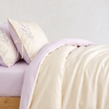 Lyra Bettwäsche Satin Creme-Flieder 200x220 cm – Szene 1