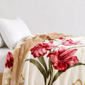 Lys Plüschdecke Beige Lilien – Szene 3